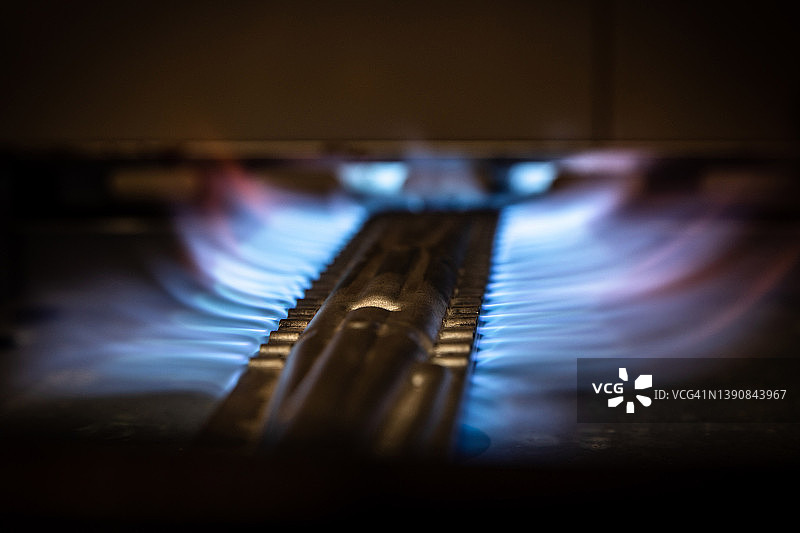 家用燃气烤箱烤架上的火焰图片素材