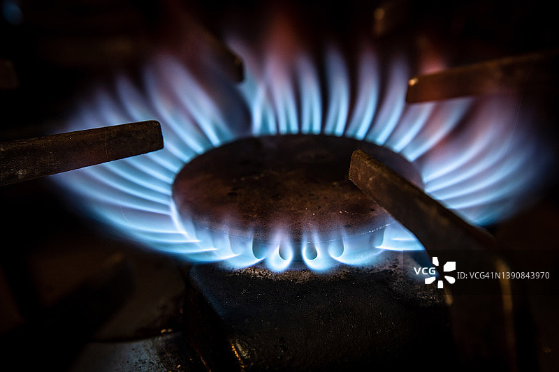 家用燃气灶燃烧器上的火焰图片素材
