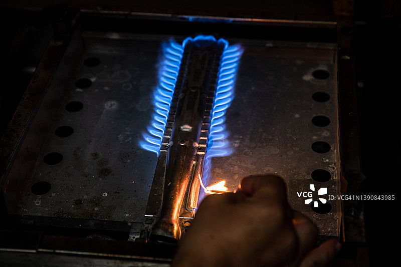 在燃气烤箱上点燃火焰图片素材