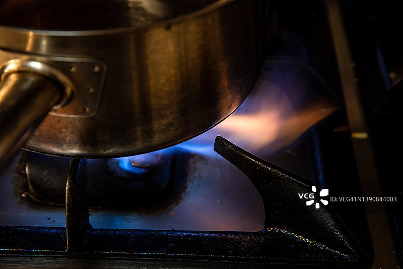 燃气灶上的炖锅图片素材