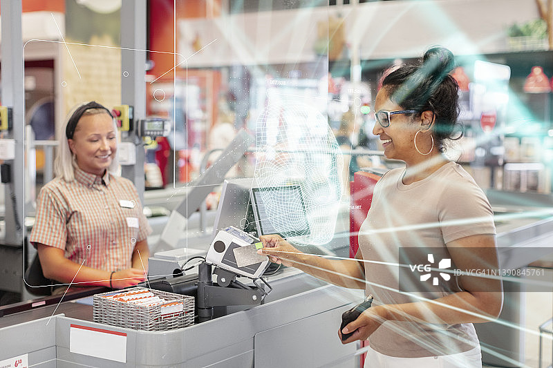 女人在商店刷卡支付图片素材