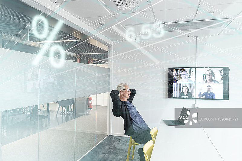 年长的商人正在进行电话会议图片素材