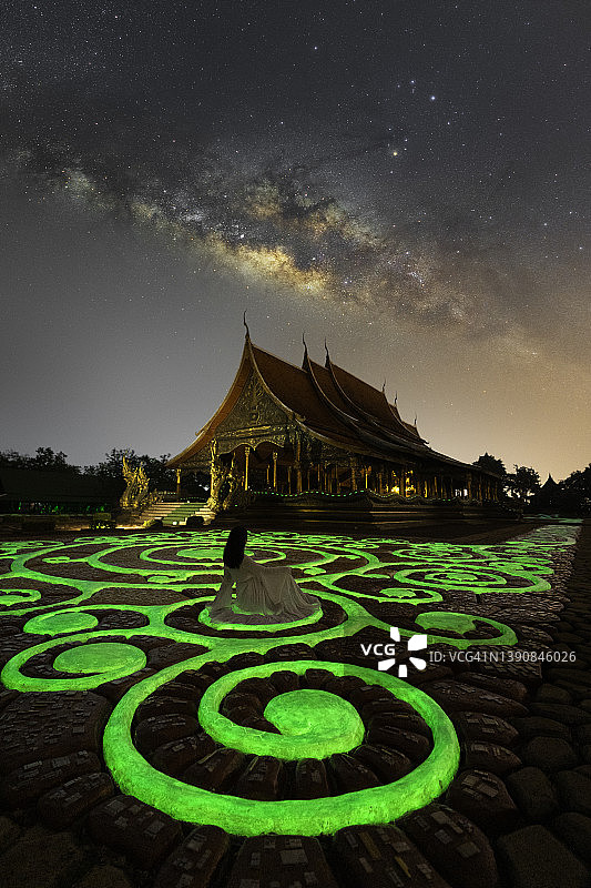 凝视着银河系图片素材