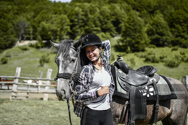 在牧场与马一起享受阳光明媚的一天图片素材