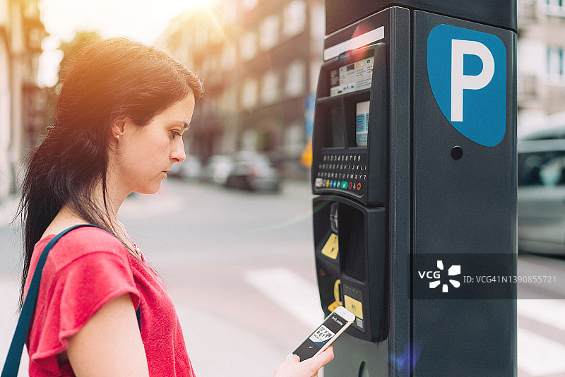 在城市停车场使用非接触支付图片素材