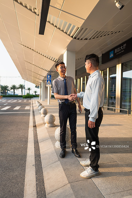 商务经理和合作伙伴在等公交车时聊天图片素材