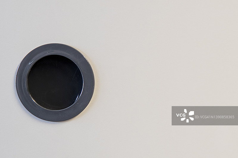 打开衣柜的底部图片素材