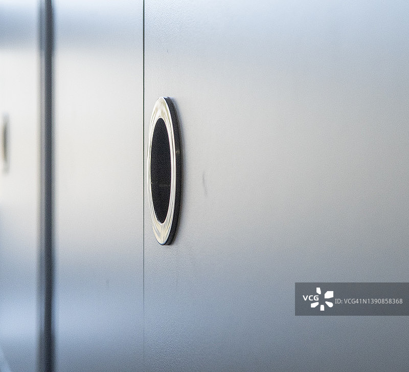 打开衣柜的底部图片素材