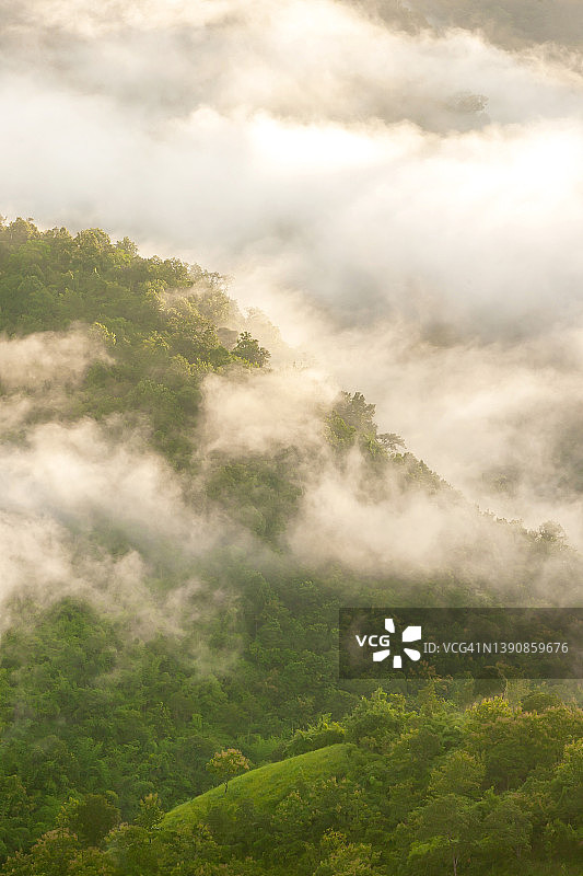 雨季山景图片素材