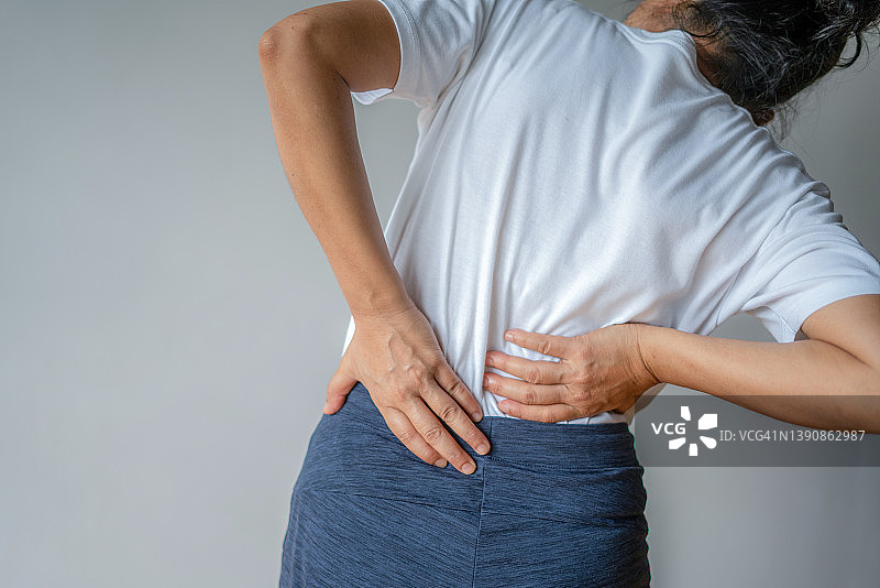女子揉搓酸痛的背部图片素材