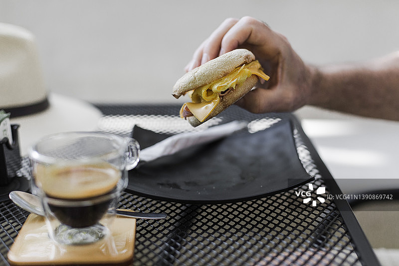 鸡蛋英式松饼和浓缩咖啡图片素材