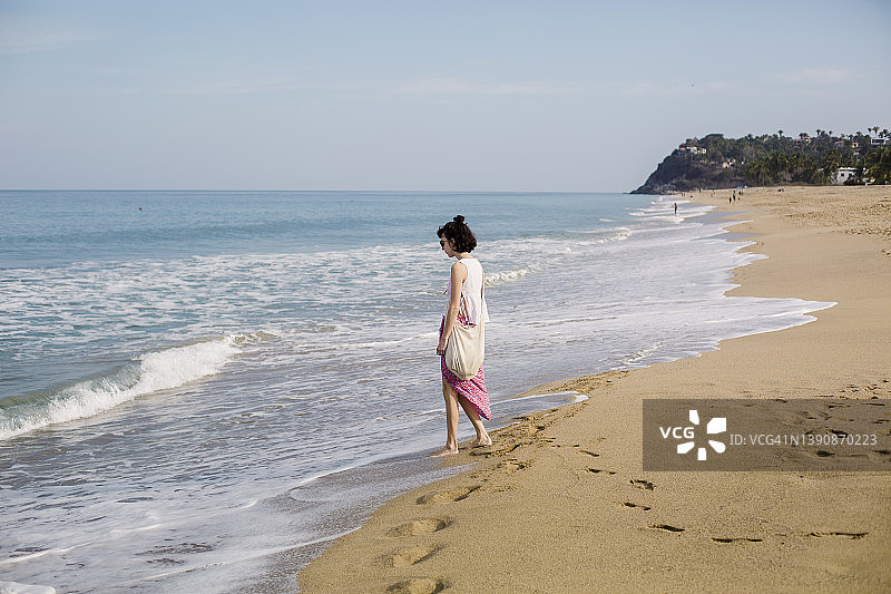 沙滩上的年轻女子图片素材