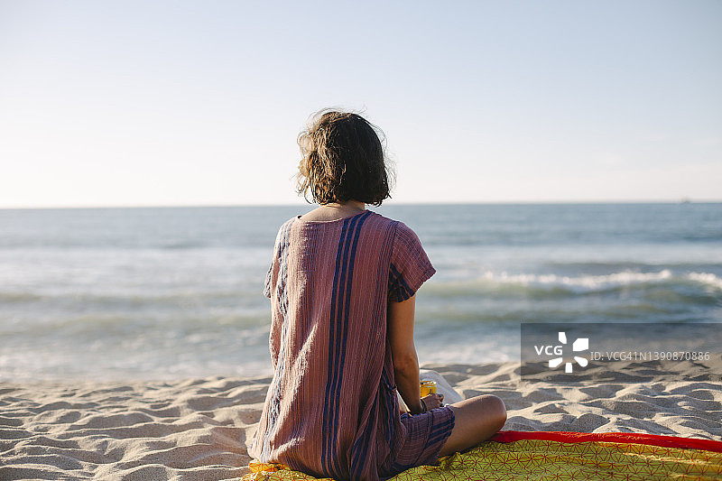 在海滩上的年轻女子图片素材