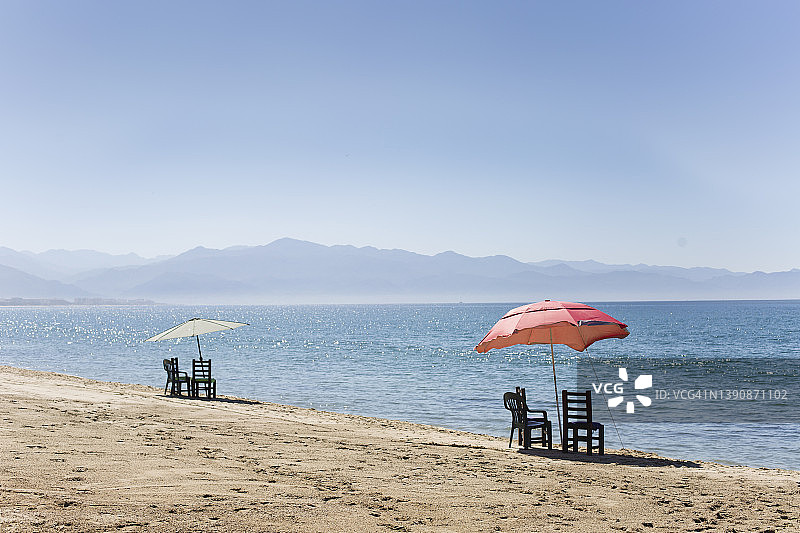 沙滩上的遮阳伞图片素材