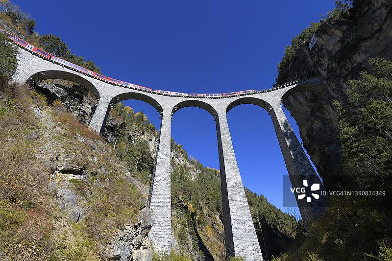 瑞士格里松州菲利苏尔的兰德瓦瑟高架桥图片素材