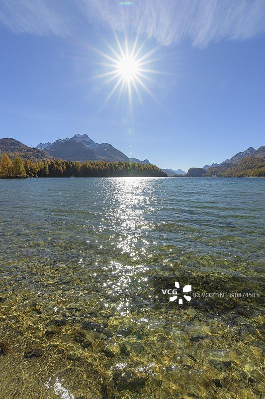 秋日阳光下的锡尔斯湖，瑞士格里松州恩嘎丁图片素材