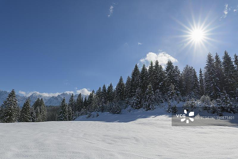 阳光下的冬季风景，埃尔毛，加米施-帕滕基兴，上巴伐利亚，巴伐利亚，德国阿尔卑斯山图片素材