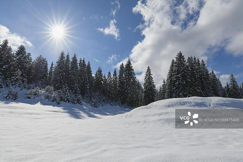 阳光下的冬季风景，埃尔毛，加米施-帕滕基兴，上巴伐利亚，巴伐利亚，德国阿尔卑斯山图片素材