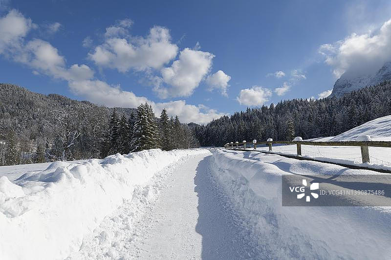 德国巴伐利亚阿尔卑斯山埃尔毛的冬季小路图片素材