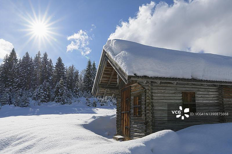 埃尔毛的冬季小木屋景观图片素材