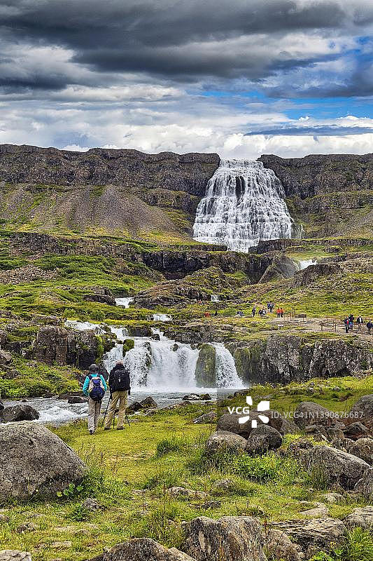 夏季在冰岛西峡湾Dynjandifoss瀑布徒步的游客图片素材