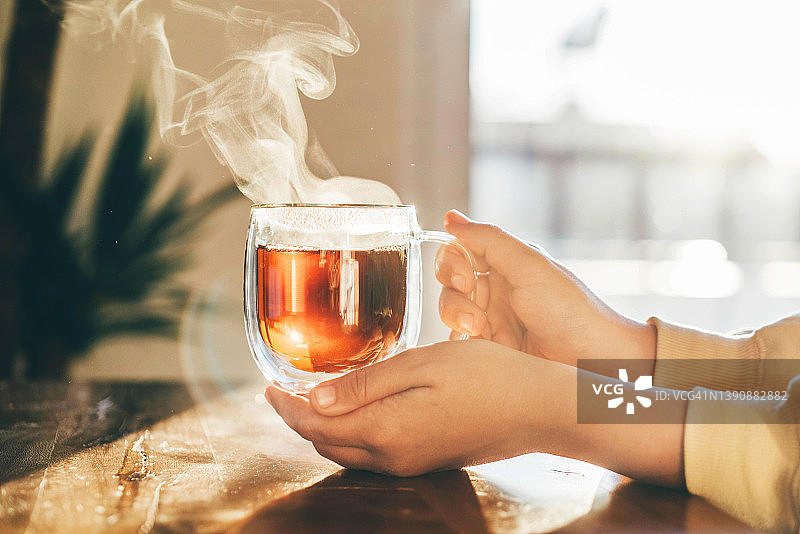 女人手中的茶杯特写图片素材