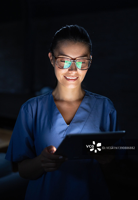 护士在家加班使用平板电脑图片素材