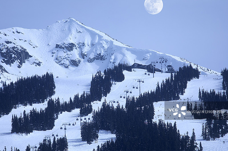 巨大的滑雪山图片素材