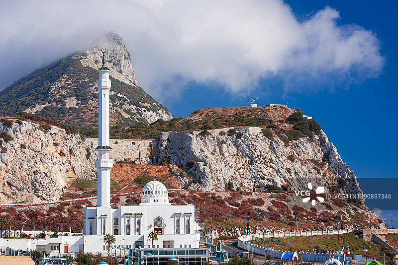 直布罗陀岩石和易卜拉欣·阿卜杜勒-易卜拉欣清真寺图片素材