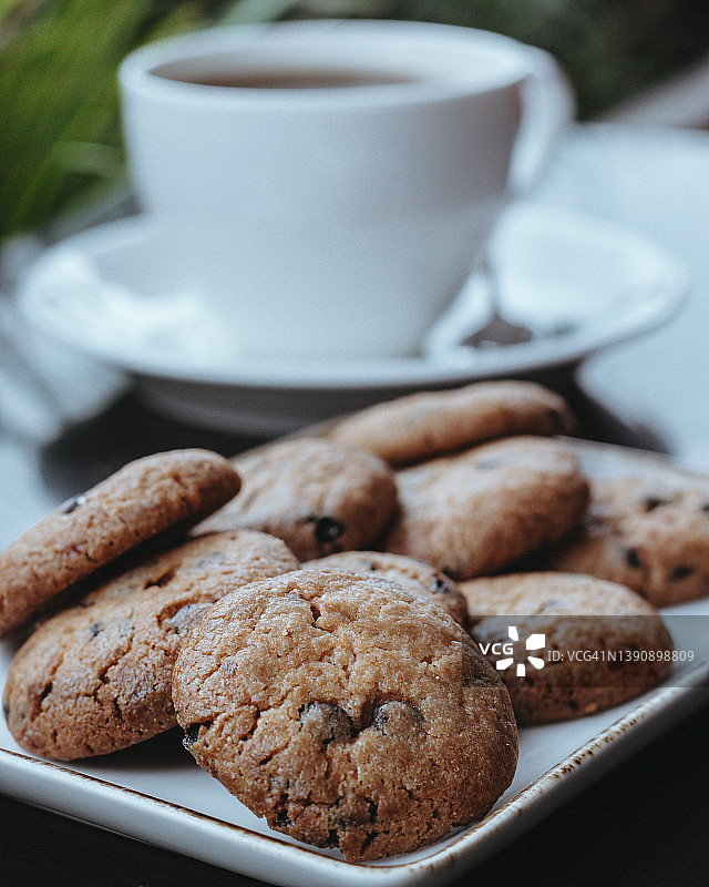 搭配咖啡的牛奶曲奇和巧克力曲奇图片素材