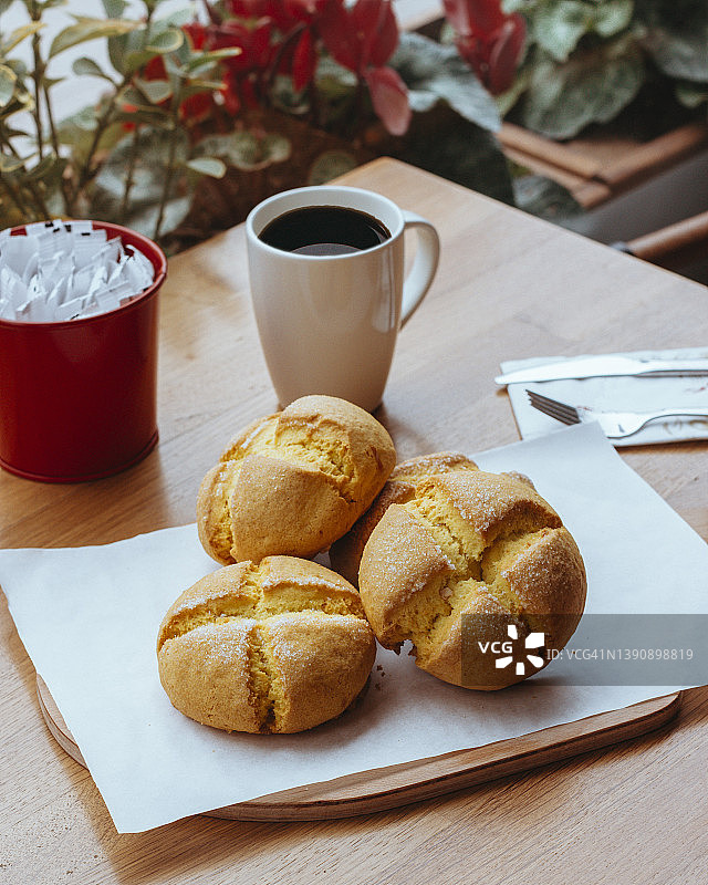 橘色花纹饼干、黄色饼干和茶点图片素材