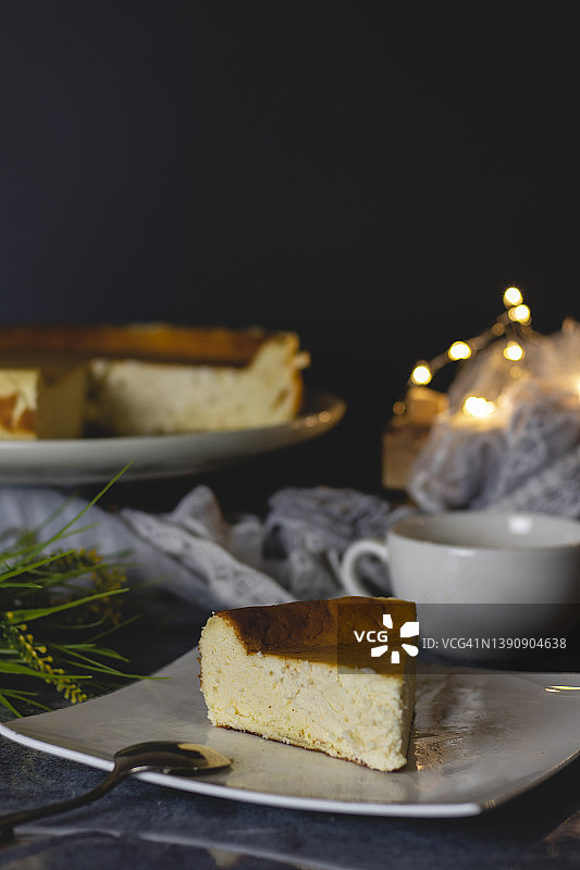 圣塞巴斯蒂安蛋糕，巧克力淋面甜点图片素材