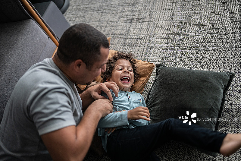 父亲在家和儿子玩挠痒痒图片素材