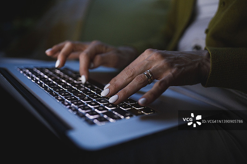 在笔记本电脑上打字发邮件的女士图片素材