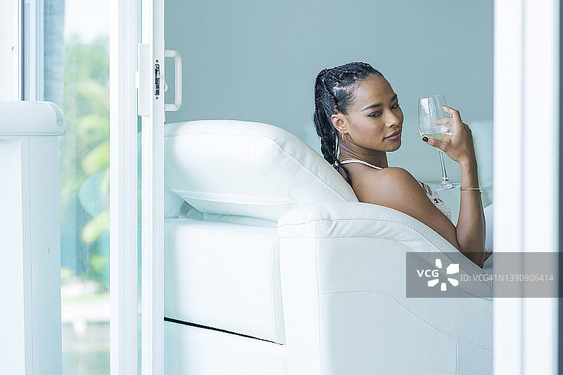 在家品酒的女人图片素材