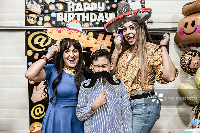 生日派对上的拉丁裔家庭合影图片素材