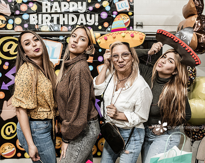 在生日聚会上滑稽合影的拉丁裔女友们图片素材
