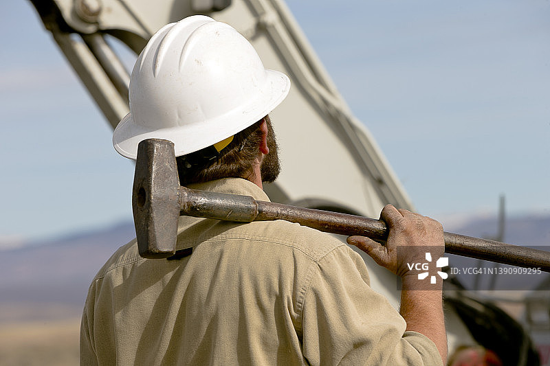 农村电线工人的埋葬图片素材