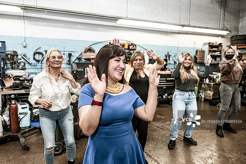 在生日派对上跳舞的拉丁女人们图片素材