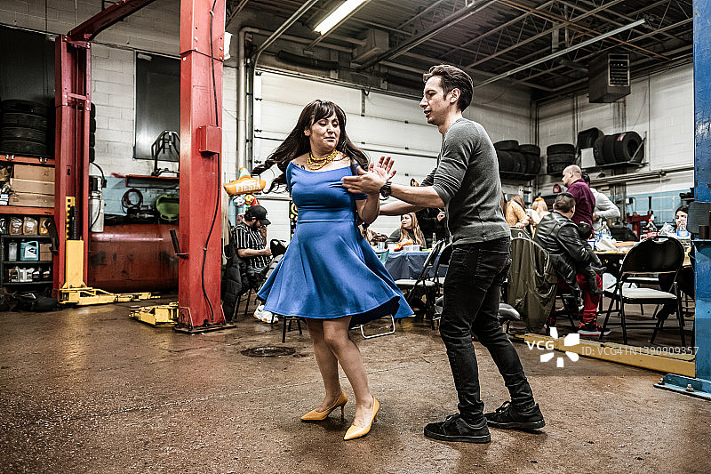 在生日聚会上跳舞的拉丁夫妇图片素材