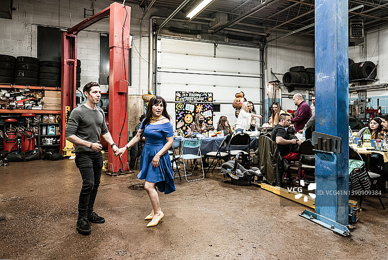 在生日聚会上跳舞的拉丁夫妇图片素材