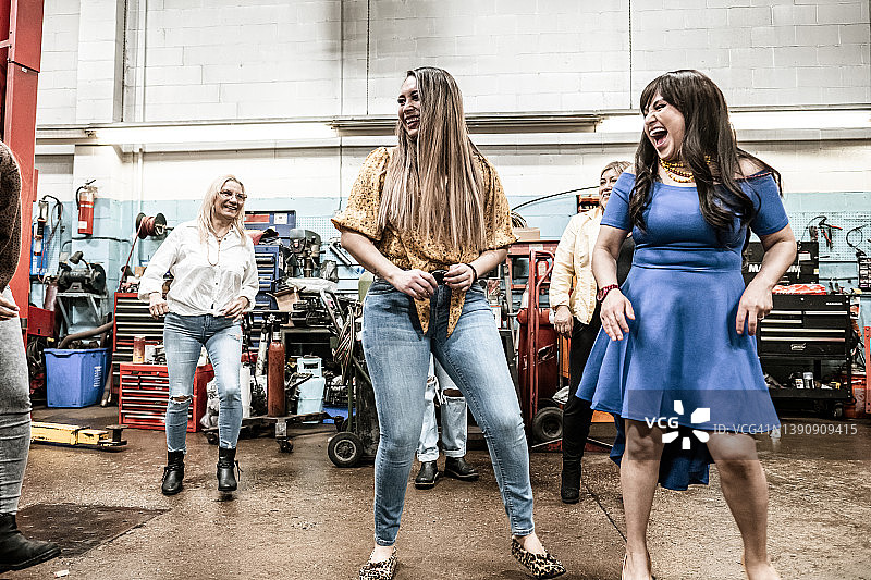 在生日派对上跳舞的拉丁女人们图片素材