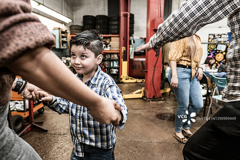 在生日聚会上跳舞的拉丁家庭和朋友图片素材