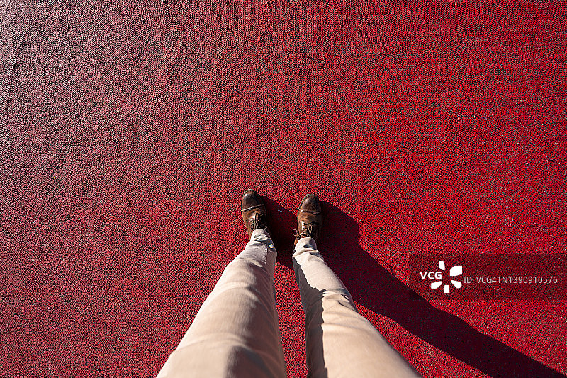 站在红色人行道上的人的个人视角图片素材