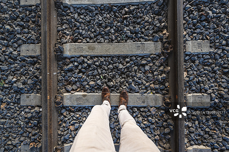 站在有轨电车轨道上的个人视角图片素材