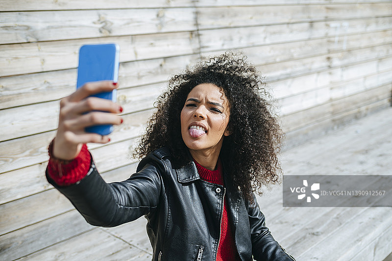 女人在户外用手机自拍图片素材