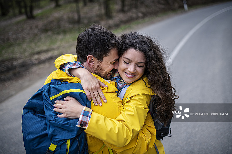 穿着雨衣的幸福情侣在户外享受自然图片素材