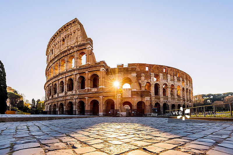 日出时阳光穿透罗马斗兽场的拱门图片素材