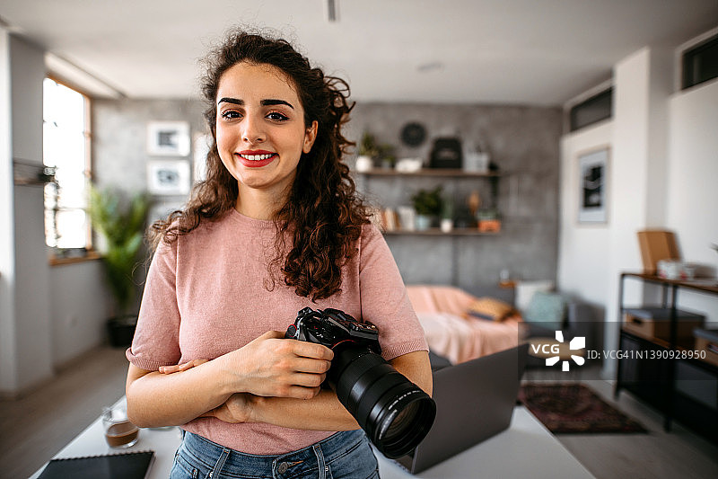年轻女摄影师在她照相馆里的肖像图片素材