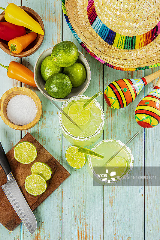 五月五日节快乐，两个玛格丽塔酒杯在彩色石板木背景上图片素材